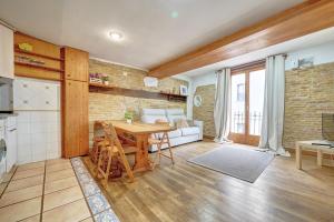 kuchnia i salon ze stołem i kanapą w obiekcie Casa Ana Mari II by Clabao w Pampelunie