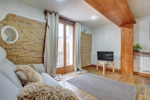- un salon avec un canapé et un mur en briques dans l'établissement Casa Ana Mari II by Clabao, à Pampelune