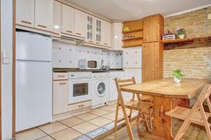 Kuchnia lub aneks kuchenny w obiekcie Casa Ana Mari II by Clabao