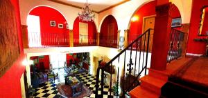 Habitación con paredes rojas y blancas y escalera. en Villa Sogno Charme E Relax, en Marinella di Selinunte