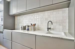 Virtuvė arba virtuvėlė apgyvendinimo įstaigoje GuestReady - Modern flat near Latin Quarter!