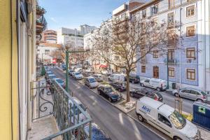 - un balcon donnant sur une rue avec des voitures garées dans l'établissement GuestReady - Castle - Apt for 4 guests in Saldanha, à Lisbonne