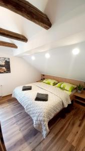 ein Schlafzimmer mit einem großen Bett und Holzböden in der Unterkunft Apartma Rožle in Mojstrana