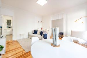 GuestReady - Castle - Apt for 4 guests in Saldanha في لشبونة: غرفة معيشة بأثاث أبيض وأريكة بيضاء
