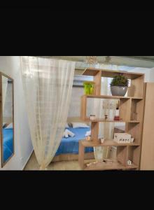 Camera piccola con letto e mensola di Massimo teather apartment a Palermo