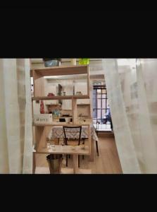 una stanza con mensola e tavolo di Massimo teather apartment a Palermo