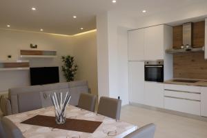 Una cocina y un comedor con mesa y sillas. en Casa Nuvola, en Vietri