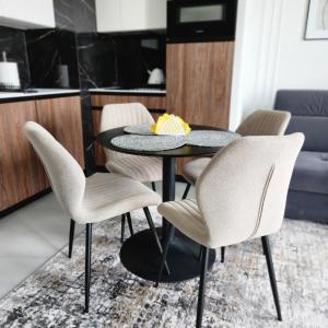 Kuchyňa alebo kuchynka v ubytovaní Luksusowy Apartament Bliska Wola SABA