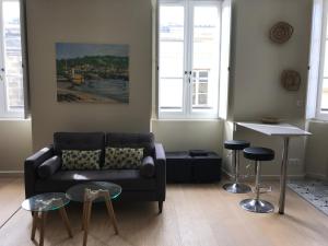 sala de estar con sofá y mesa en GuestReady - Charming apartment in Place de la Comédie, en Burdeos