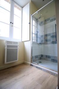 baño con ducha, ventana y bañera en GuestReady - Charming apartment in Place de la Comédie, en Burdeos