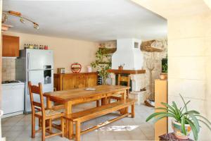 cocina con mesa de madera y nevera en Maison de 3 chambres avec piscine partagee jardin clos et wifi a Saint Victor la Coste, en Saint-Victor-la-Coste