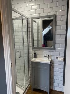 een badkamer met een wastafel en een spiegel bij Skyline Guesthouse in Newquay