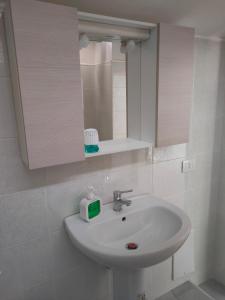 Consigliato monolocale في أنغري: حمام مع حوض أبيض ومرآة