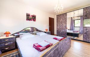 Ένα ή περισσότερα κρεβάτια σε δωμάτιο στο 1 Bedroom Cozy Apartment In Krusevo