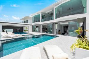 苏梅岛Villa Best View Samui managed by Villa For You的带游泳池的别墅图片