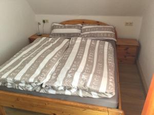 מיטה או מיטות בחדר ב-Ferienwohnung Landliebe