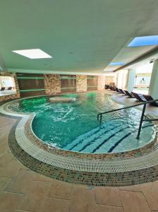 una gran piscina en un edificio en Hotel Atlantis Wellness & Conference, en Hajdúszoboszló