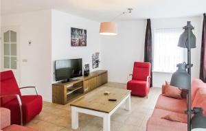een woonkamer met rode stoelen en een televisie bij Oostvaardersplassen 