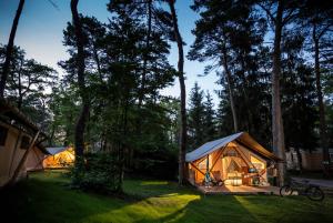 Camping La Pinède外面的花园