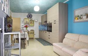 uma cozinha e sala de jantar com uma mesa e um sofá em 3 Bedroom Stunning Apartment In Roccaspinalveti em Villa Santa Maria