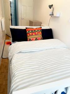 Un pat sau paturi într-o cameră la Crescent Apartment - Two bedroom