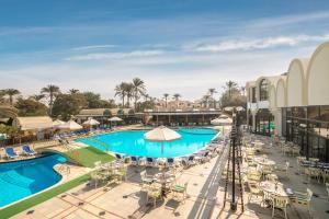 eine Aussicht über den Pool in einem Resort in der Unterkunft Pyramids Resort by Jaz in Kairo