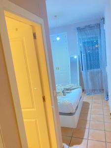 Una puerta amarilla en una habitación con cama en Apartamento playa, en Islantilla