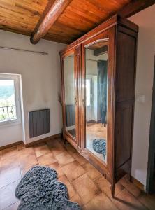 Katil atau katil-katil dalam bilik di Gîte du tilleul - 2 étoiles - domaine de l'olivier