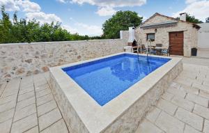 Bazén v ubytovaní Two-Bedroom Apartment In Metkovic alebo v jeho blízkosti