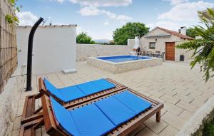 Bazén v ubytovaní Two-Bedroom Apartment In Metkovic alebo v jeho blízkosti