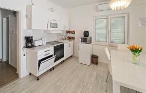 Kuchyňa alebo kuchynka v ubytovaní Two-Bedroom Apartment In Metkovic