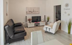 Televízia a/alebo spoločenská miestnosť v ubytovaní Two-Bedroom Apartment In Metkovic