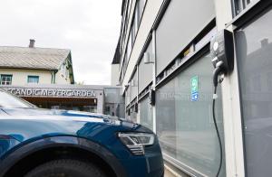 Scandic Meyergården في مو إي رانا: سيارة زرقاء متوقفة أمام مبنى