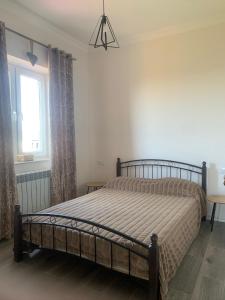 Schlafzimmer mit einem Bett und einem Fenster in der Unterkunft New house in Jrvezh in Yerevan