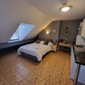 Un dormitorio con una cama grande y una ventana en Manchester Stay Hotel - Free Parking, en Mánchester