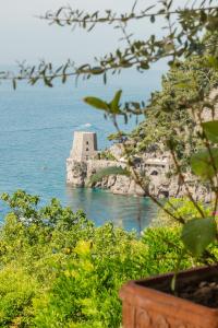 ポジターノにあるLa Casa del bluの水上の島の建物