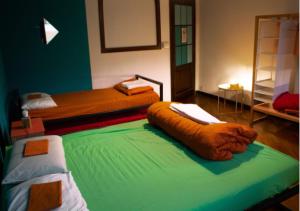 1 dormitorio con 2 camas y una gran almohada en el suelo en OStellin Genova Hostel en Génova