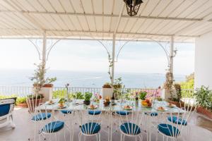 ポジターノにあるLa Casa del bluの海が見えるバルコニーにテーブルと椅子がある +40枚の写真