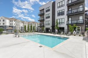 una piscina nel cortile di un condominio di Vesta - Odyssey - Heart of Midtown a Nashville