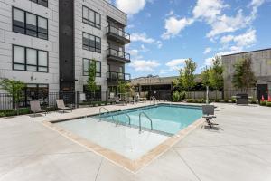 una piscina di fronte a un edificio di Vesta - Odyssey - Heart of Midtown a Nashville