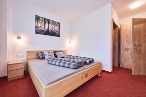 A bed or beds in a room at Granbichlhof