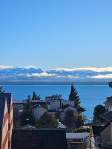 uitzicht op een stad met de oceaan op de achtergrond bij Suite Vintage Bariloche in Bariloche