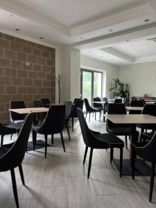 un ristorante con tavoli e sedie e un muro di mattoni di Atomos ad Alvignano