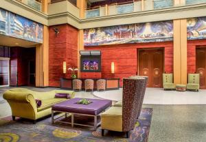 eine Lobby mit Stühlen und einem Tisch in einem Gebäude in der Unterkunft Pier 5 Hotel Baltimore in Baltimore