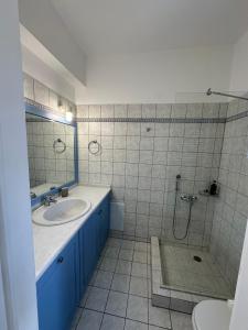 Ένα μπάνιο στο Villa Frear