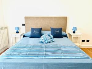 ソレントにあるAzzurrissima Home-B&b Sorrento centroの青いベッド(枕2つ付)