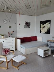 1 dormitorio con cama, escritorio y silla en Donaublick en Marbach an der Donau