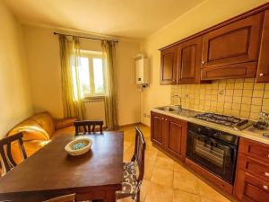 a kitchen with a table and a couch in a room at Casa con Abbonamento Parcheggio - Casa Nostra in Gaeta