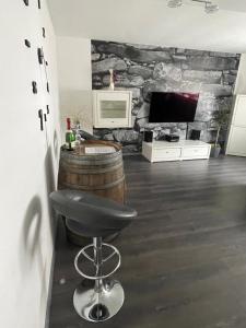 Una habitación con un barril de whisky y un taburete de bar. en „Schönes“ Ferienhaus, en Thale 6 fotos más