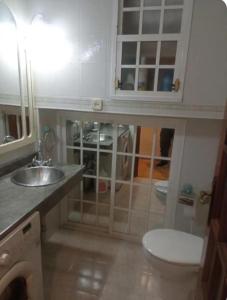 een badkamer met een wastafel en een toilet. bij - Habitación comp Masculina in Madrid